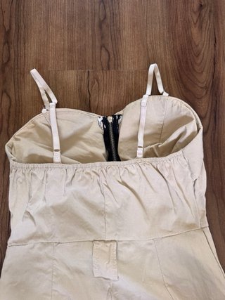 Mono beige con cremallera y bolsillos