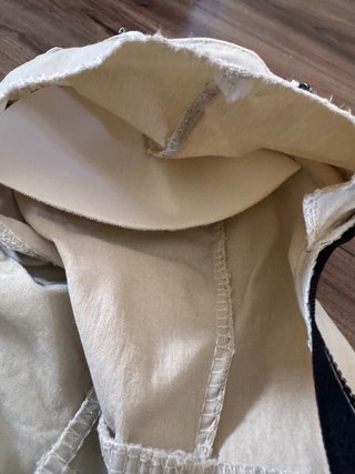 Mono beige con cremallera y bolsillos