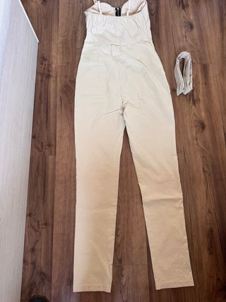 Mono beige con cremallera y bolsillos