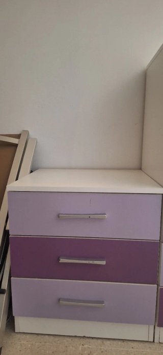 Cajonera pequeña morada y blanca