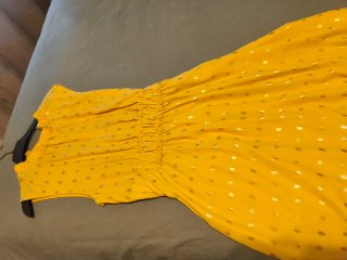 Vestido amarillo cuello halter con topos dorados