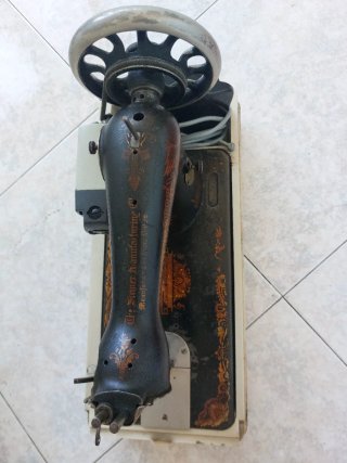 Máquina de coser SINGER antigua con motor