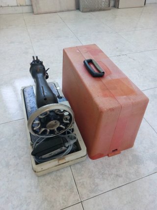 Máquina de coser SINGER antigua con motor