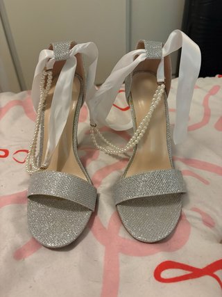 Zapatos de tacón plateados con perlas