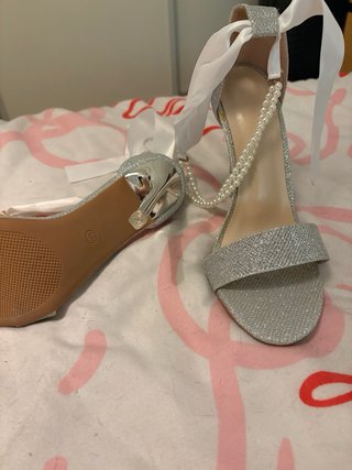Zapatos de tacón plateados con perlas