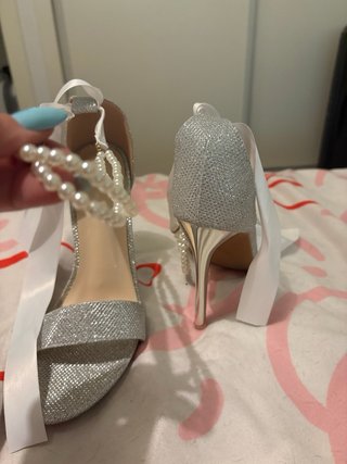 Zapatos de tacón plateados con perlas