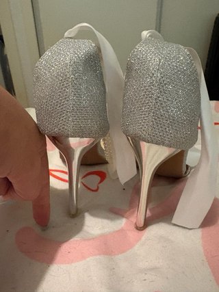Zapatos de tacón plateados con perlas