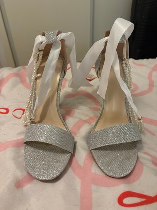 Zapatos de tacón plateados con perlas