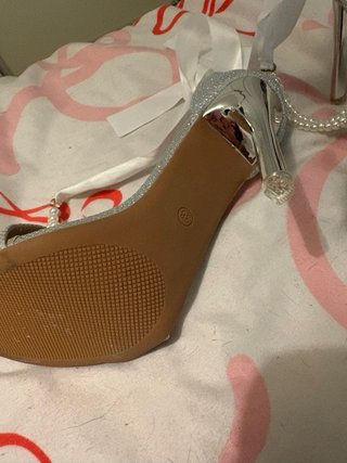 Zapatos de tacón plateados con perlas