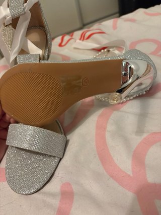 Zapatos de tacón plateados con perlas