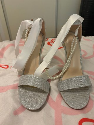 Zapatos de tacón plateados con perlas