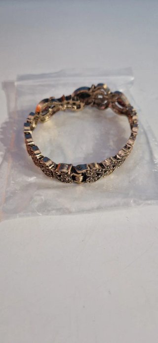 Pulsera Metálica Dorada con Piedras Verdes y Rojas