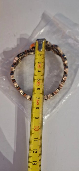 Pulsera Metálica Dorada con Piedras Verdes y Rojas