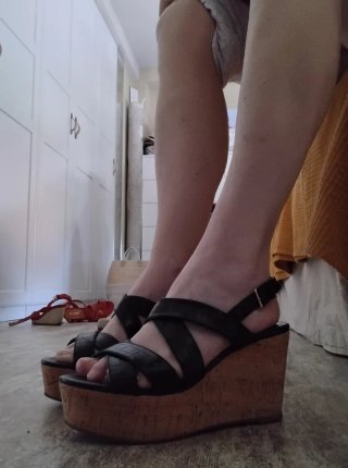 Sandalias de cuña negras