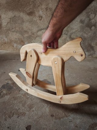 Caballo balancín de madera de pino