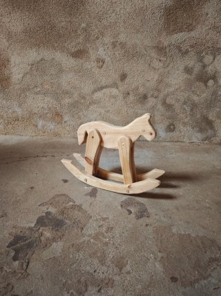 Caballo balancín de madera de pino