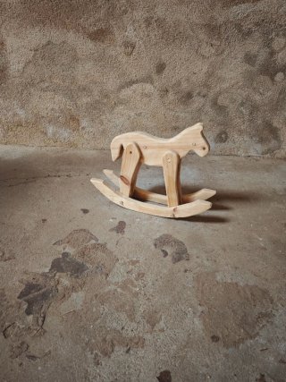 Caballo balancín de madera de pino