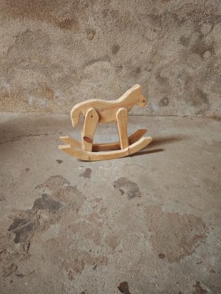 Caballo balancín de madera de pino