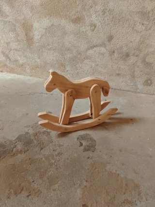 Caballo balancín de madera de pino