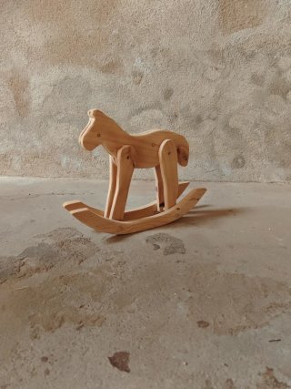 Caballo balancín de madera de pino