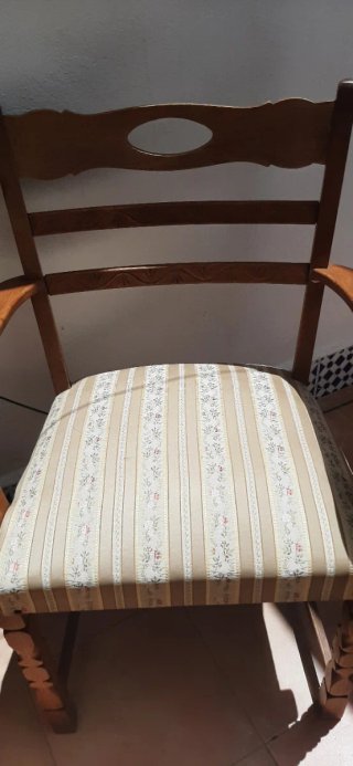 Sillas antiguas de madera y tela