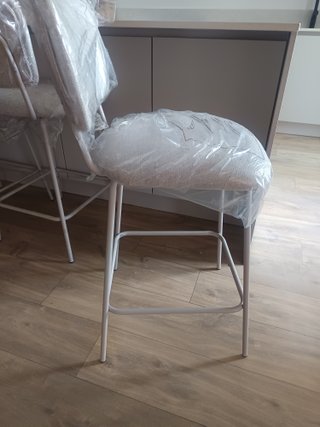 Taburetes de isla beige y blanco
