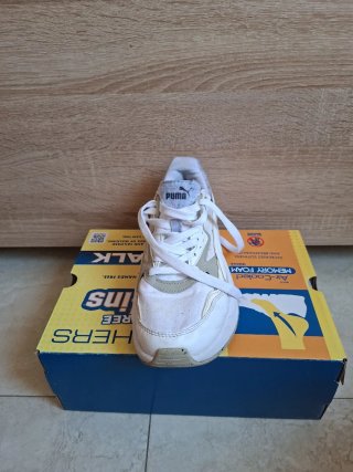 Zapatillas Puma Beige y Blancas