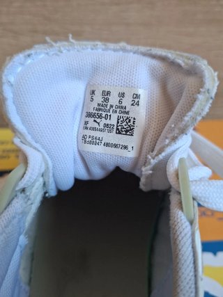 Zapatillas Puma Beige y Blancas
