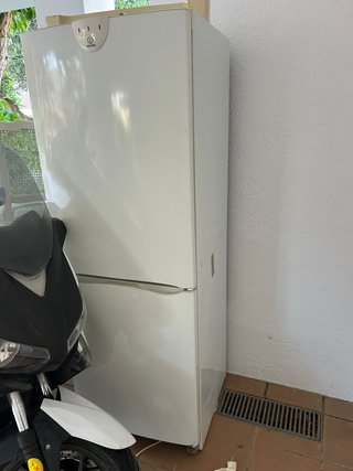 Frigorifero bianco con congelatore