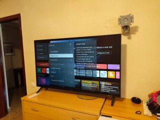Televisor UHD AI de 75/55