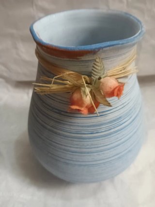 Jarrón de cerámica azul con flores