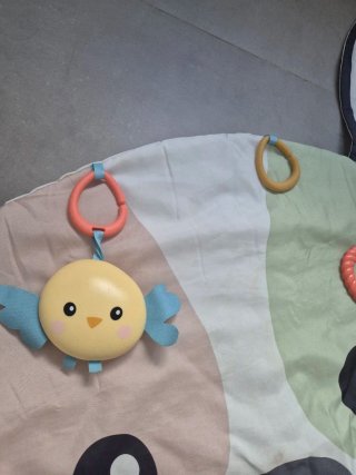 Alfombra de juegos bebé con sonajero. 91x106cm