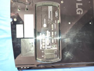 Televisor lg con soporte de pared. Sin mando. Sin