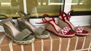 Zapatos de cuña verdes y rojos