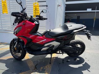 Honda X-ADV 750 special edition roja y negra