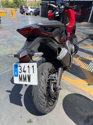 Honda X-ADV 750 special edition roja y negra