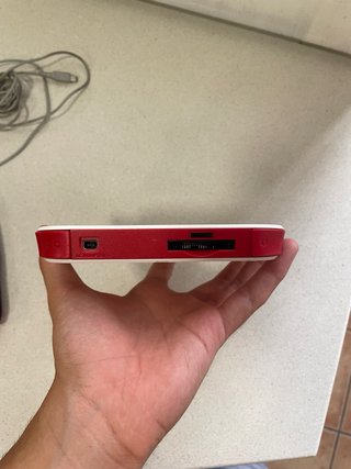 Nintendo 2DS Bianca con custodia rossa e caricatore