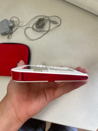 Nintendo 2DS Bianca con custodia rossa e caricatore
