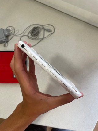 Nintendo 2DS Bianca con custodia rossa e caricatore