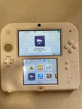 Nintendo 2DS Bianca con custodia rossa e caricatore