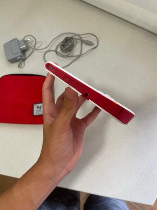 Nintendo 2DS Bianca con custodia rossa e caricatore