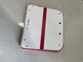 Nintendo 2DS Bianca con custodia rossa e caricatore