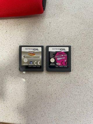 Nintendo 2DS Bianca con custodia rossa e caricatore