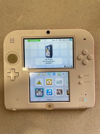 Nintendo 2DS Bianca con custodia rossa e caricatore