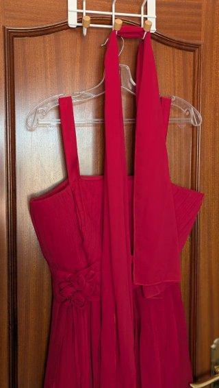 Vestido largo rojo con adornos