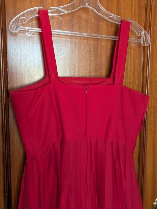 Vestido largo rojo con adornos