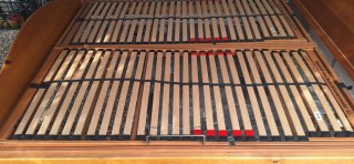 Cama de madera .