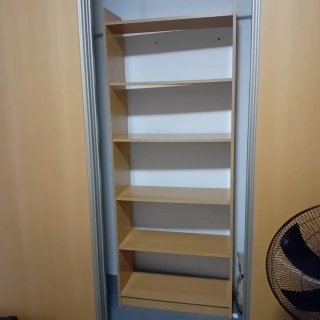 Estantería de madera color beige/marrón