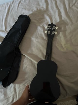 Ukelele negro con funda