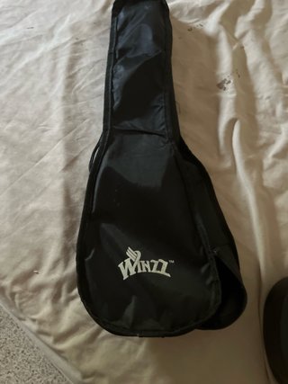 Ukelele negro con funda